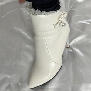 White leather ankle boots. Almost new